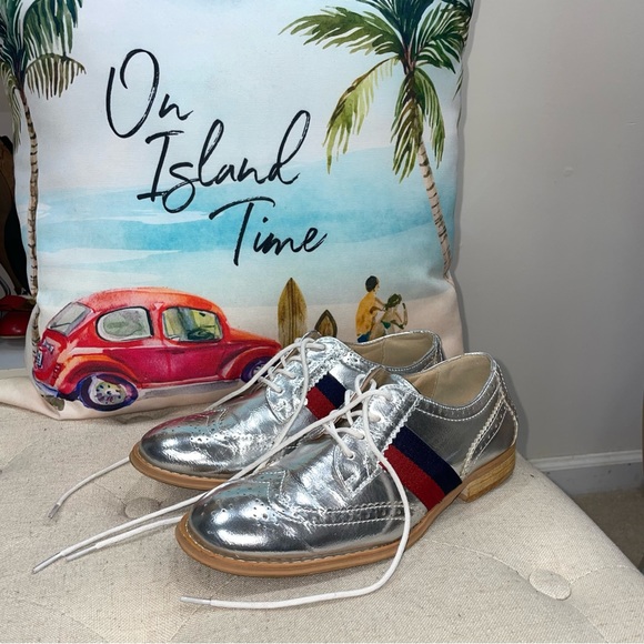 Steve Madden Women'S Blitzed Silver W/Red Stripe Lace-Up Oxford - Picture 1 of 10